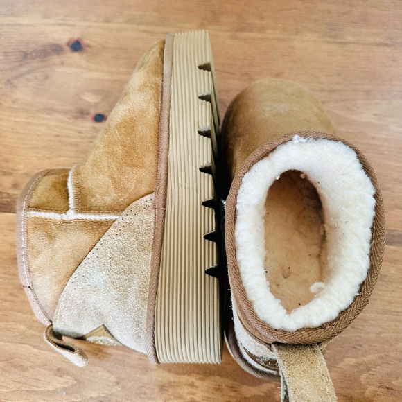 UGG - Picture 2 of 5